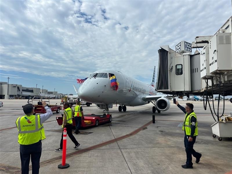 The re-inaugural flight from Miami to Caracas by American Airlines yesterday