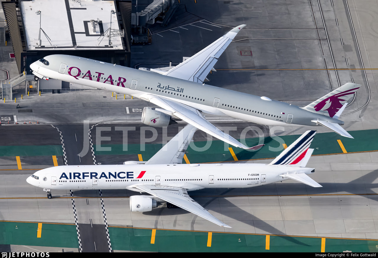 Qatar Airways A350 departing LAX with an Air France 777 taxiing below