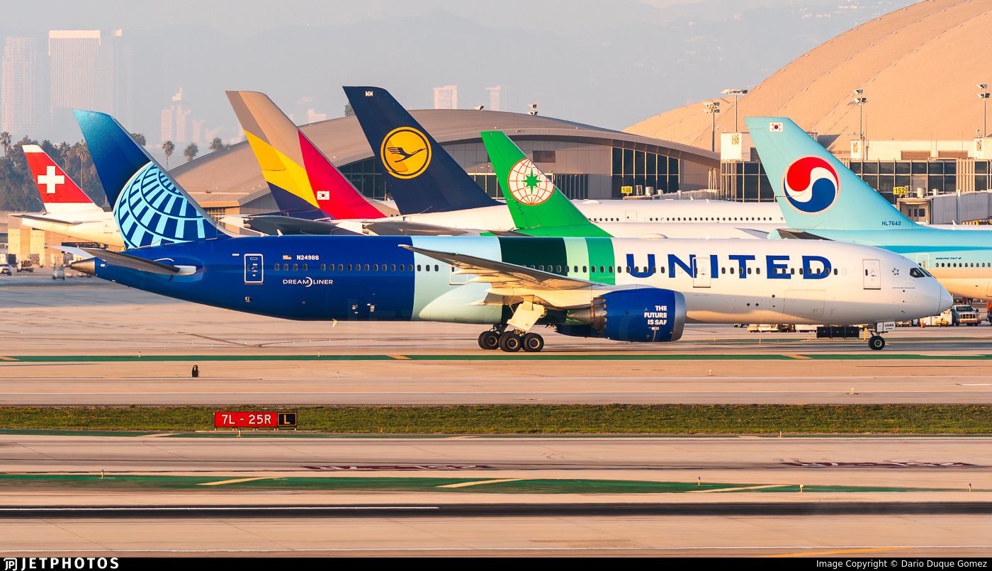 United 787 in Future is SAF livery