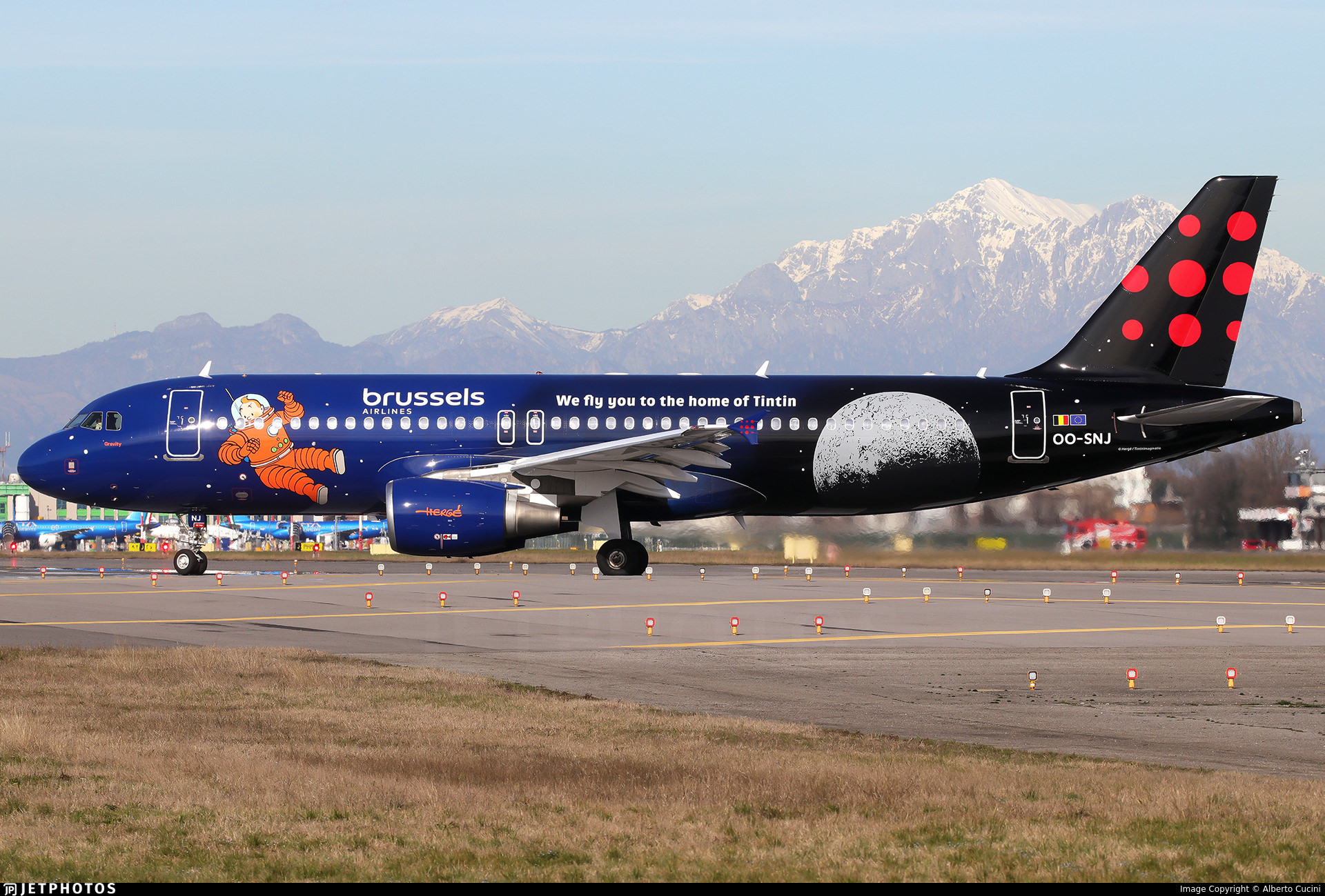 Brussels Airlines new Tin Tin moon livery A320