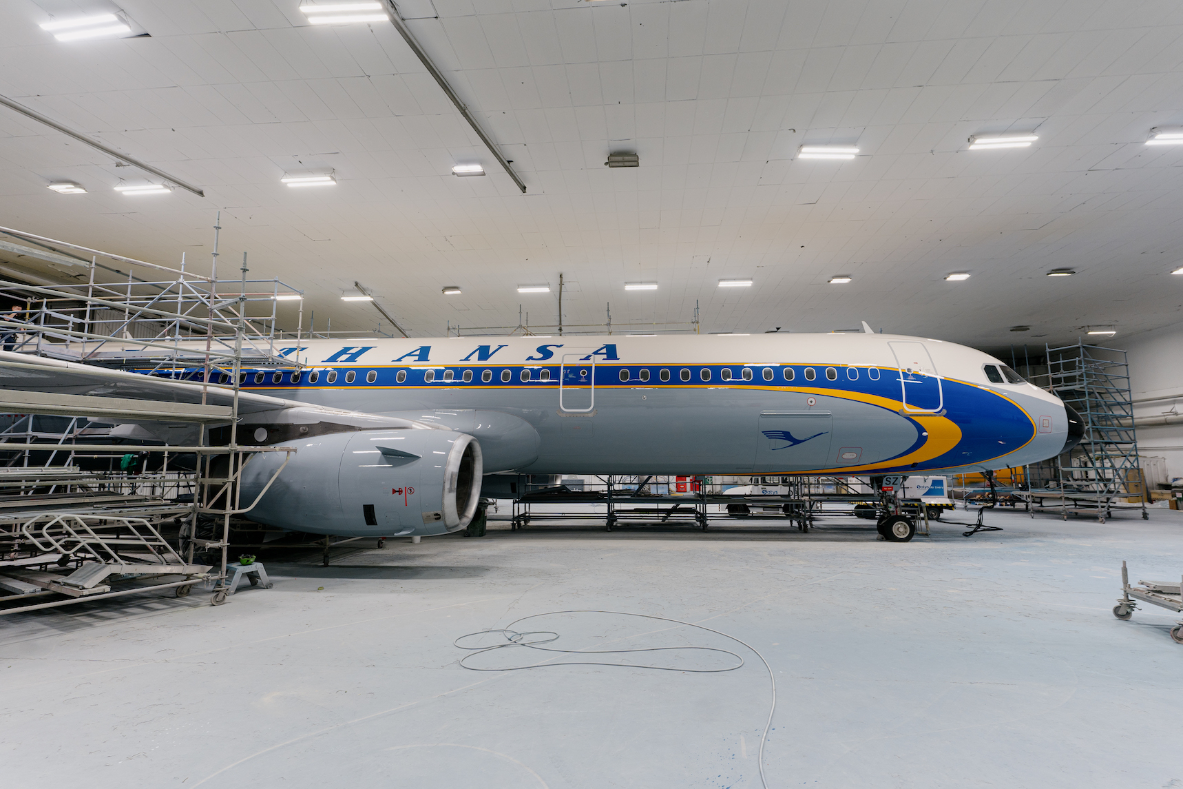 Lufthansa A321 retro parabola livery