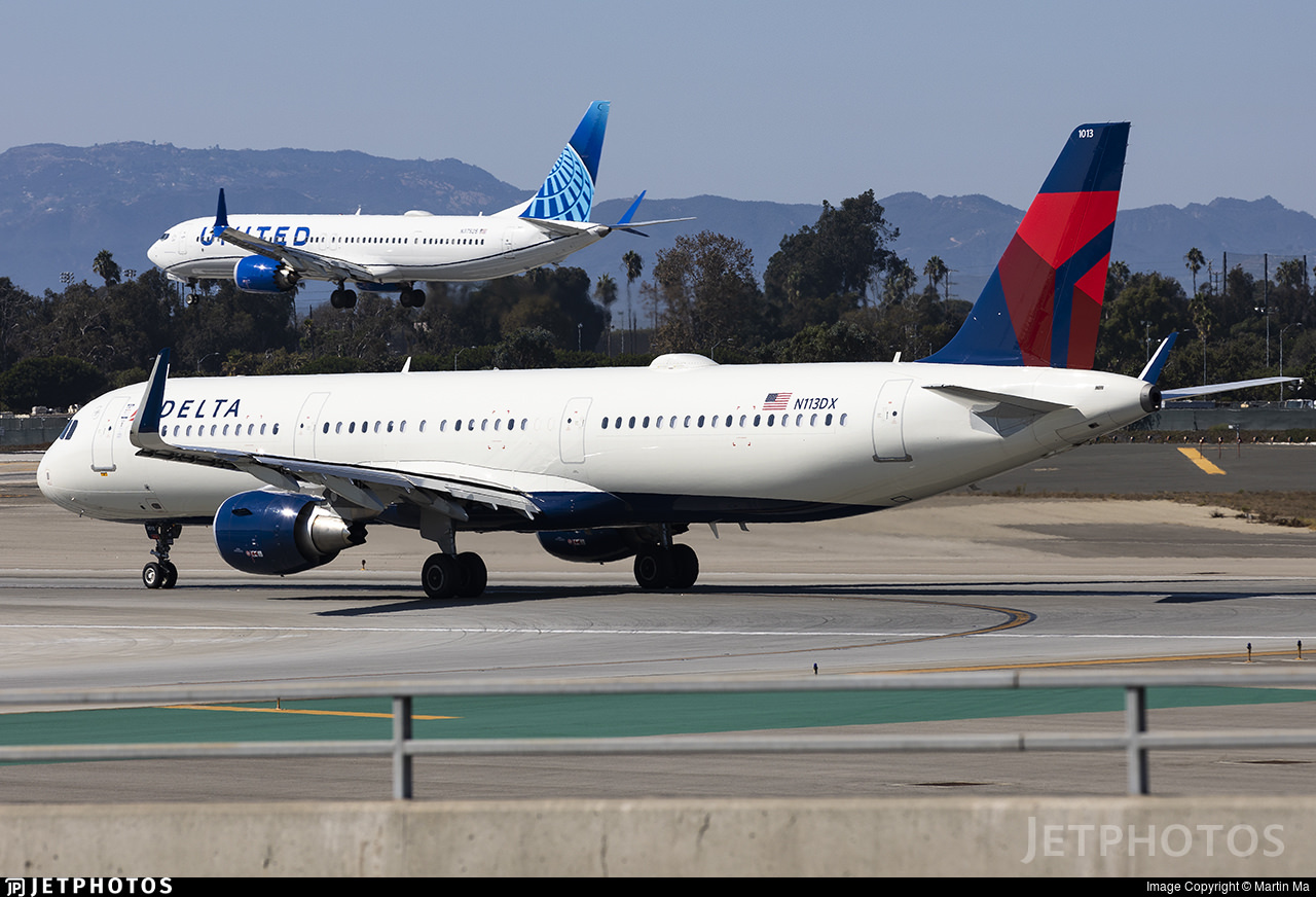 Delta and United aircraft