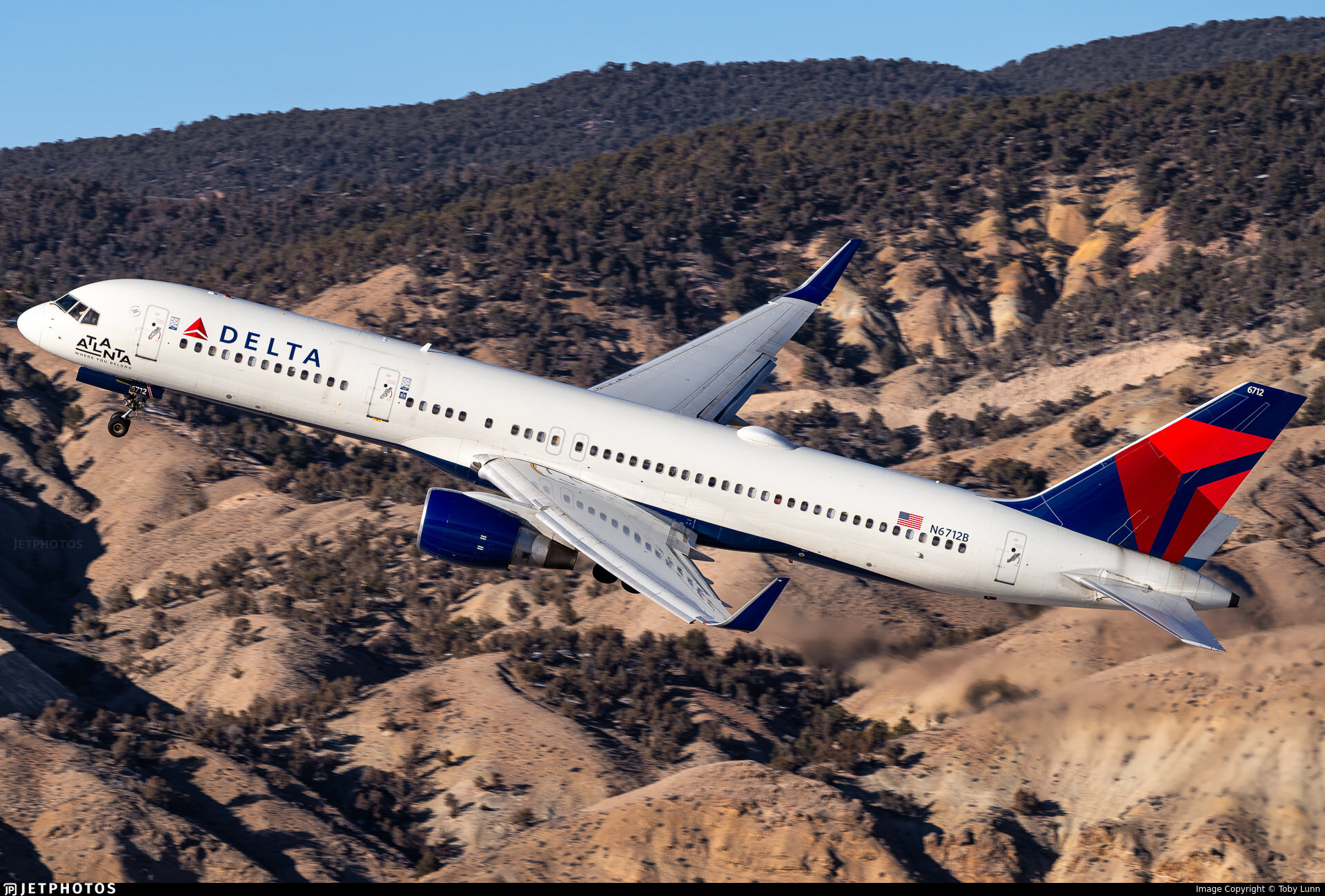 Delta 757 banking away from Vail.